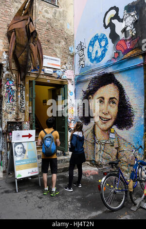 Berlin. Deutschland. Eintritt in die Anne Frank Zentrum im Innenhof des Haus Schwarzenberg in der Rosenthaler Straße Hackescher Markt.