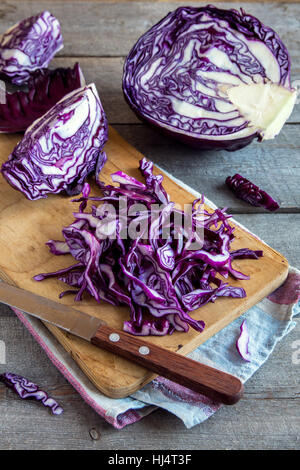 Bio gehackt rot (blau, lila) Kohl auf Holz Schneidebrett kopieren Raum - frische gesunde Lebensmittelzutat, bereit zum Kochen Stockfoto