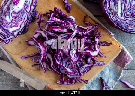 Bio gehackt rot (blau, lila) Kohl auf Holz Schneidebrett kopieren Raum - frische gesunde Lebensmittelzutat, bereit zum Kochen Stockfoto