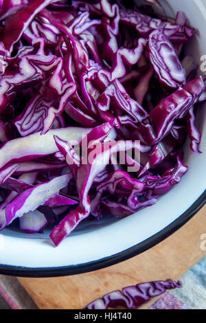 Bio gehackt rot (blau, lila) Kohl in rustikalen Metallschale - frische gesunde Lebensmittelzutat, bereit zum Kochen Stockfoto