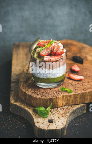 Matcha, Mandelmilch, Kakao Chia Samen Pudding, Früchten, Minze, Schokolade Stockfoto