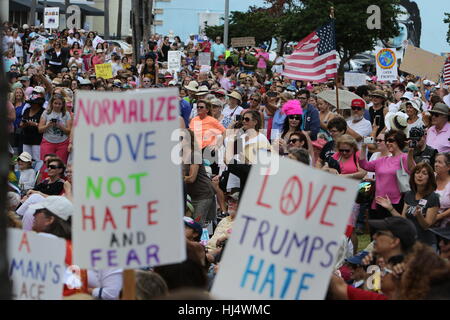 Mehrere tausend Menschen, meist Frauen, versammelten sich Meyer Amphitheater in West Palm Beach, die Amtseinführung von Präsident Donald Trump zu protestieren. PresId Stockfoto