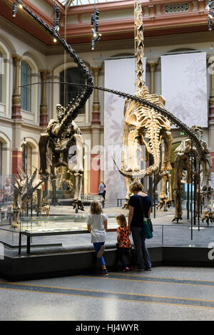 Berlin. Deutschland. Museum Für Naturkunde, Besucher in der Dinosaurier-Halle. Stockfoto