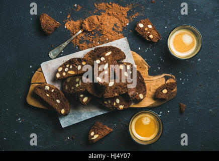 Dunkle Schokolade Biscotti Kekse mit Meersalz, Mandeln und espresso Stockfoto