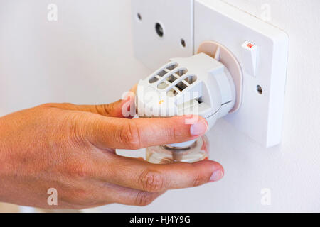 Die Hand der Frau Anti-Moskito Begasungsleiter in Steckdose einschalten. Stockfoto