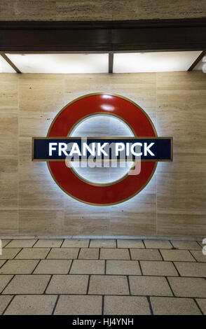 Neue "Schönheit" Denkmal zu Ehren Frank Pick am Piccadilly Circus Station, London, UK Stockfoto