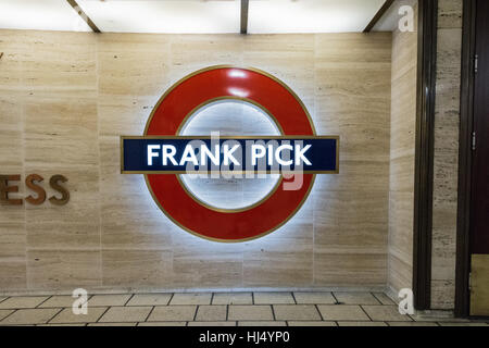 Neue "Schönheit" Denkmal zu Ehren Frank Pick am Piccadilly Circus Station, London, UK Stockfoto