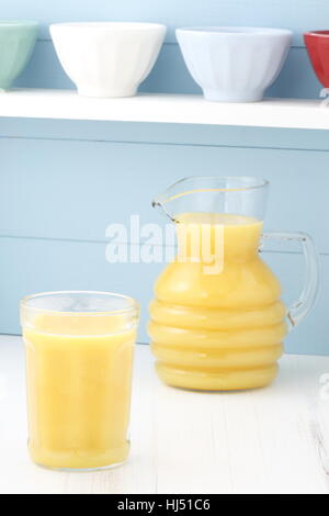 Frisch gepresster Orangensaft, die durch Extraktion aus süß und lecker frisches Obst gemacht. Stockfoto