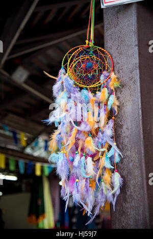 Dreamcatcher für Verkauf in einem Shop in Neu-Delhi, Indien. Es ist eine handgefertigte Objekt basierend auf einer Weide Reifen. Stockfoto