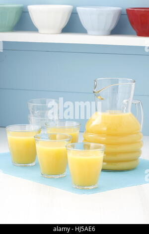 Frisch gepresster Orangensaft, die durch Extraktion aus süß und lecker frisches Obst gemacht. Stockfoto