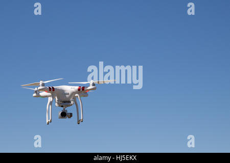 Unmanned Aerial Vehicle (UAV) oder Drohne gegen strahlend blauen Himmel Stockfoto