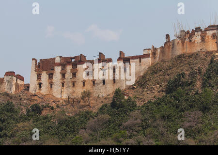 Wangdue Phodrang Dzong nach 2012 Feuer, das sie größtenteils zerstört. Stockfoto