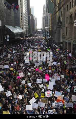 New York, USA. 21.. Januar 2017. Zehntausende marschieren in New York City, um die Trump-Regierung über viele ernsthafte Probleme zu informieren. (42. Street,) Quelle: David Grossman/Alamy Live News Stockfoto