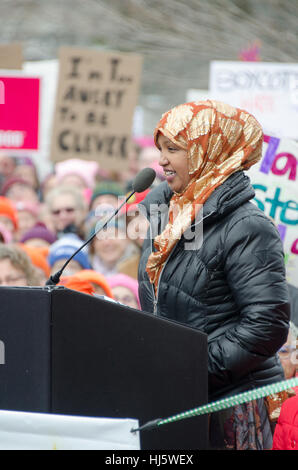 Augusta, Maine, USA. 21. Januar 2017.  Fatuma Hussein, Gründer der Immigrant Resource Center von Maine, befasst sich mit der Frauen Marsch auf Maine Kundgebung vor das Maine State Capitol. Der Marsch auf Maine ist eine Schwester Rallye an der Frauen Marsch auf Washington. Bildnachweis: Jennifer Booher/Alamy Live-Nachrichten Stockfoto