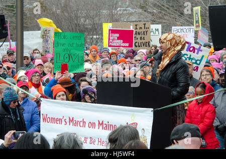Augusta, Maine, USA. 21. Januar 2017.  Fatuma Hussein, Gründer der Immigrant Resource Center von Maine, befasst sich mit der Frauen Marsch auf Maine Kundgebung vor das Maine State Capitol. Der Marsch auf Maine ist eine Schwester Rallye an der Frauen Marsch auf Washington. Bildnachweis: Jennifer Booher/Alamy Live-Nachrichten Stockfoto