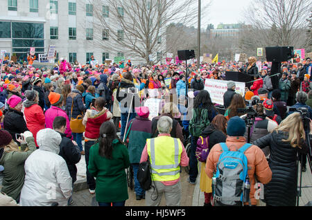 Augusta, Maine, USA. 21. Januar 2017.  Fatuma Hussein, Gründer der Immigrant Resource Center von Maine, befasst sich mit der Frauen Marsch auf Maine Kundgebung vor das Maine State Capitol. Der Marsch auf Maine ist eine Schwester Rallye an der Frauen Marsch auf Washington. Bildnachweis: Jennifer Booher/Alamy Live-Nachrichten Stockfoto