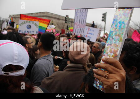 Distrikt von Columbia, USA. 21 Jan, 2017. Eine Frau hält ein Schild mit holographischen Band über den Griff. Stockfoto