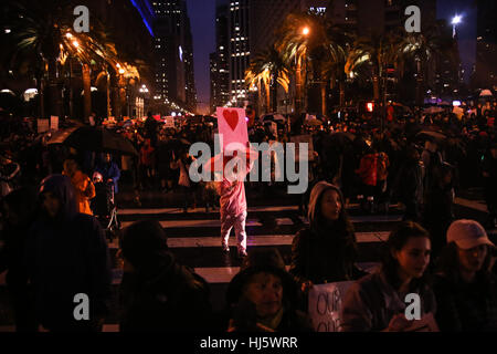 San Francisco, Kalifornien, USA. 21. Januar 2017. Mehrere tausend Menschen marschieren auf Markt-Straße während der Frauen März in San Francisco, Kalifornien. Bildnachweis: Joel Angel Juarez/ZUMA Draht/Alamy Live-Nachrichten Stockfoto