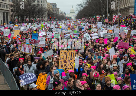 Washington, DC USA - 21. Januar 2017 - die Frauen Marsch auf Washington zog eine geschätzte halbe Million zur Hauptstadt der Nation, Präsident Donald Trump zu protestieren. Es war eine weit größere Masse als seiner Amtseinführung am Vortag erlebt hatte. Bildnachweis: Jim West/Alamy Live-Nachrichten Stockfoto