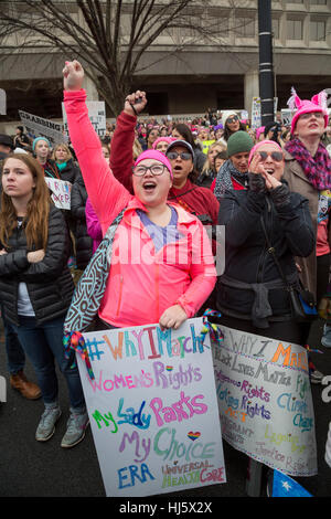 Washington, DC USA - 21. Januar 2017 - die Frauen Marsch auf Washington zog eine geschätzte halbe Million zur Hauptstadt der Nation, Präsident Donald Trump zu protestieren. Es war eine weit größere Masse als seiner Amtseinführung am Vortag erlebt hatte. Bildnachweis: Jim West/Alamy Live-Nachrichten Stockfoto