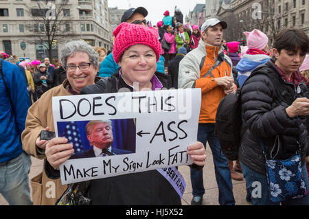 Washington, DC USA - 21. Januar 2017 - die Frauen Marsch auf Washington zog eine geschätzte halbe Million zur Hauptstadt der Nation, Präsident Donald Trump zu protestieren. Es war eine weit größere Masse als seiner Amtseinführung am Vortag erlebt hatte. Bildnachweis: Jim West/Alamy Live-Nachrichten Stockfoto