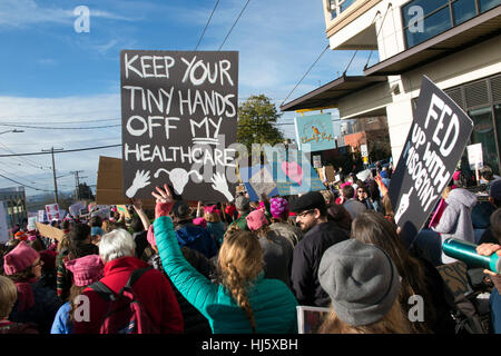 Seattle, Washington, USA. 21. Januar 2017. Ein gut gelaunt Publikum füllt die Straßen wie die 1.3 hunderttausend Teilnehmer der 21. Januar 2017 Frauen März in Seattle. Demonstranten waren friedlich, genießen die Gesellschaft des anderen. Viele Menschen mussten mehrere Stunden um tatsächlich losfahren auf den überfüllten Straßen für die 3,6 Meile zu Fuß zum Seattle Center warten. Bildnachweis: Frühling Bilder/Alamy Live-Nachrichten Stockfoto