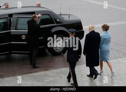 Vereinigte Staaten Präsident Donald Trump geht mit First Lady Melania Trump vom Capitol Building, ein Auto nach Trumpf bei der 58. Presidential Inauguration auf dem Capitol Hill in Washington, DC am 20. Januar 2017 vereidigt wird. Bildnachweis: John Angelillo/Pool über CNP /MediaPunch Stockfoto