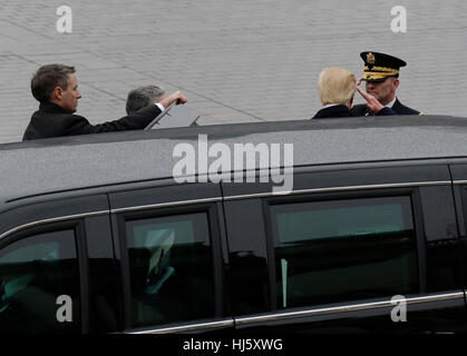 US-Präsident Donald Trump salutiert Offizier vor dem Einsteigen in ein Auto am Capitol nach Trumpf bei der 58. Presidential Inauguration auf dem Capitol Hill in Washington, DC am 20. Januar 2017 vereidigt wird. Bildnachweis: John Angelillo/Pool über CNP /MediaPunch Stockfoto