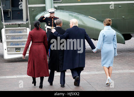 First Lady Melania Trump und ehemalige First Lady Michelle Obama Fuß mit US-Präsident Donald Trump, der seinen Arm um den ehemaligen Präsidenten der Vereinigten Staaten Barack Obama setzt, wie sie Fuß zum Marine One am Capitol nach Trumpf bei der 58. Presidential Inauguration auf dem Capitol Hill in Washington, DC am 20. Januar 2017 vereidigt ist. Bildnachweis: John Angelillo/Pool über CNP /MediaPunch Stockfoto