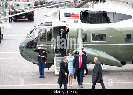 Der ehemalige Präsident der Vereinigten Staaten Barack Obama Wellen aus einem Hubschrauber als neu gewählte US-Präsident Donald Trump geht mit Frau Melania Trump zurück in das Kapitol nach Trumpf bei der 58. Presidential Inauguration auf dem Capitol Hill in Washington, DC am 20. Januar 2017 vereidigt wird. Bildnachweis: John Angelillo/Pool über CNP /MediaPunch Stockfoto