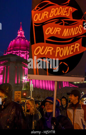 San Francisco, Kalifornien, USA. 21. Januar 2017. San Francisco City Hall-Abend mit Demonstranten und Zeichen, "unseren Körper, unseren Geist, unsere macht" zur Frauen-März 2017 nach Trump Einweihung. Bildnachweis: Shelly Rivoli/Alamy Live-Nachrichten Stockfoto