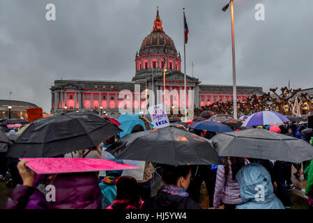 San Francisco, Kalifornien, USA. 21. Januar 2017. Frauen März - San Francisco City Hall, Civic Center, Demonstranten mit Sonnenschirmen im Regen als Menschen demonstrieren für Frauen März 2017 Protest und. Credit: Shelly Rivoli/Alamy leben Nachrichten Stockfoto