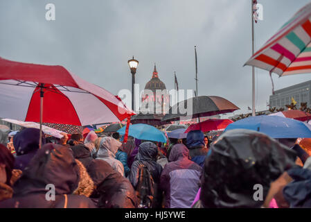 San Francisco, Kalifornien, USA. 21. Januar 2017. San Francisco, Abend des Frauen März 2017 nach Trump Einweihung mit rosa Rathaus und viele Zuschauer mit Sonnenschirmen im Regen. Bildnachweis: Shelly Rivoli/Alamy Live-Nachrichten Stockfoto