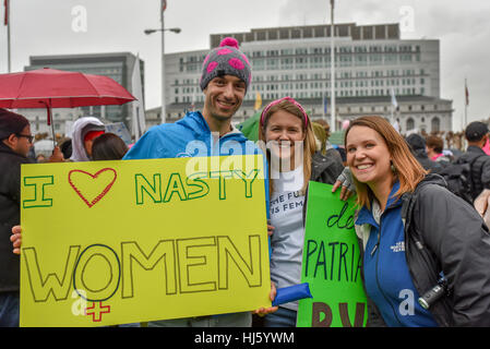 San Francisco, Kalifornien, USA. 21. Januar 2017. Junger Mann hält böse Frauen-Zeichen neben Freundinnen während San Francisco Frauen März als Reaktion auf Donald Trump Einweihung. Bildnachweis: Shelly Rivoli/Alamy Live-Nachrichten Stockfoto