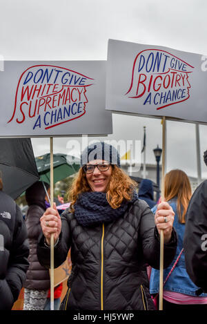 San Francisco, Kalifornien, USA. 21. Januar 2017. Frau hält Zeichen über keine Chance für Fanatismus oder weißen Vorherrschaft an San Francisco Frauen März 2017, lächelnd, 21. Januar 2017. Bildnachweis: Shelly Rivoli/Alamy Live-Nachrichten Stockfoto