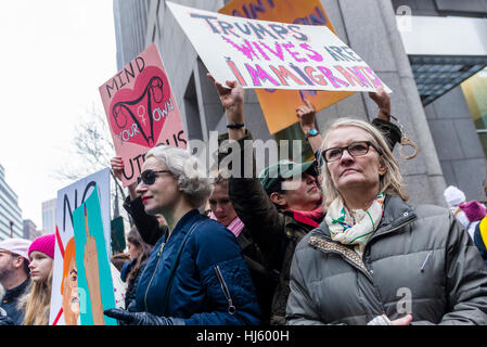 New York, USA 21. Januar 2017 - eine geschätzte 400 000 bis 500 000 Demonstranten marschierten von Dag Hammarskjöld Plaza, bei den Vereinten Nationen, Trump Tower Protest gegen Präsident Donald Trump an seinem ersten Tag im Amt. © Stacy Walsh Rosenstock/Alamy Live-Nachrichten Stockfoto