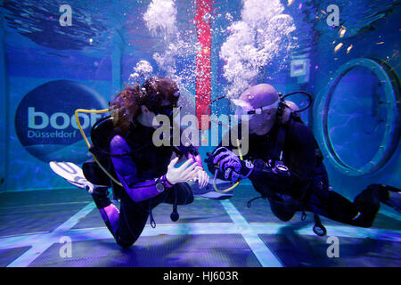 Düsseldorf, Deutschland. 20. Januar 2017. Boot Düsseldorf 2017 - die weltweit größte Segel- und Wasser Sport-Ausstellung. Unterwasserwelt im Tauch-Becken. Stockfoto