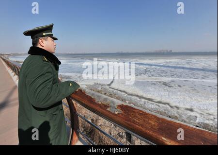 Qingdao, Qingdao, China. 22. Januar 2017. Qingdao, CHINA-Januar 22 2017: (nur zur redaktionellen Verwendung. CHINA HERAUS). Da die Temperatur stark in Qingdao gesunken, erstreckte sich das Meereis für mehr als 10 Kilometer, so dass einige Fischerboote in das gefrorene Wasser an der Jiaozhou-Bucht gestrandet. Bildnachweis: SIPA Asien/ZUMA Draht/Alamy Live-Nachrichten Stockfoto