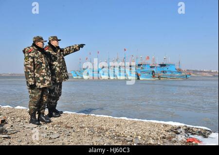 Qingdao, Qingdao, China. 22. Januar 2017. Qingdao, CHINA-Januar 22 2017: (nur zur redaktionellen Verwendung. CHINA HERAUS). Da die Temperatur stark in Qingdao gesunken, erstreckte sich das Meereis für mehr als 10 Kilometer, so dass einige Fischerboote in das gefrorene Wasser an der Jiaozhou-Bucht gestrandet. Bildnachweis: SIPA Asien/ZUMA Draht/Alamy Live-Nachrichten Stockfoto