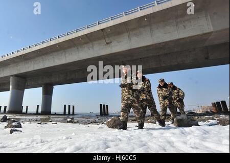 Qingdao, Qingdao, China. 22. Januar 2017. Qingdao, CHINA-Januar 22 2017: (nur zur redaktionellen Verwendung. CHINA HERAUS). Da die Temperatur stark in Qingdao gesunken, erstreckte sich das Meereis für mehr als 10 Kilometer, so dass einige Fischerboote in das gefrorene Wasser an der Jiaozhou-Bucht gestrandet. Bildnachweis: SIPA Asien/ZUMA Draht/Alamy Live-Nachrichten Stockfoto