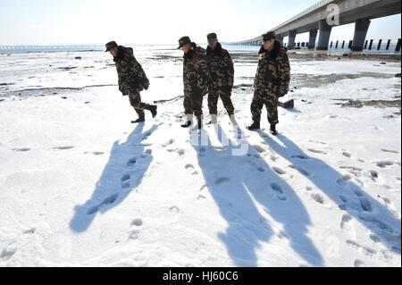 Qingdao, Qingdao, China. 22. Januar 2017. Qingdao, CHINA-Januar 22 2017: (nur zur redaktionellen Verwendung. CHINA HERAUS). Da die Temperatur stark in Qingdao gesunken, erstreckte sich das Meereis für mehr als 10 Kilometer, so dass einige Fischerboote in das gefrorene Wasser an der Jiaozhou-Bucht gestrandet. Bildnachweis: SIPA Asien/ZUMA Draht/Alamy Live-Nachrichten Stockfoto