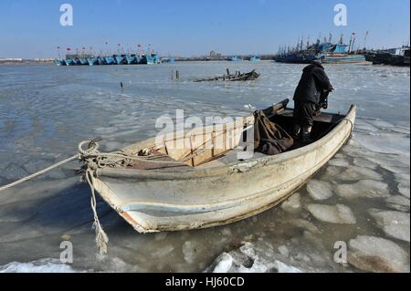 Qingdao, Qingdao, China. 22. Januar 2017. Qingdao, CHINA-Januar 22 2017: (nur zur redaktionellen Verwendung. CHINA HERAUS). Da die Temperatur stark in Qingdao gesunken, erstreckte sich das Meereis für mehr als 10 Kilometer, so dass einige Fischerboote in das gefrorene Wasser an der Jiaozhou-Bucht gestrandet. Bildnachweis: SIPA Asien/ZUMA Draht/Alamy Live-Nachrichten Stockfoto