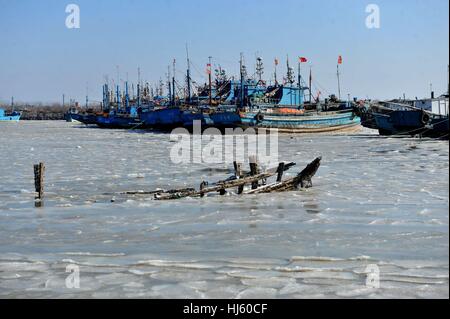 Qingdao, Qingdao, China. 22. Januar 2017. Qingdao, CHINA-Januar 22 2017: (nur zur redaktionellen Verwendung. CHINA HERAUS). Da die Temperatur stark in Qingdao gesunken, erstreckte sich das Meereis für mehr als 10 Kilometer, so dass einige Fischerboote in das gefrorene Wasser an der Jiaozhou-Bucht gestrandet. Bildnachweis: SIPA Asien/ZUMA Draht/Alamy Live-Nachrichten Stockfoto