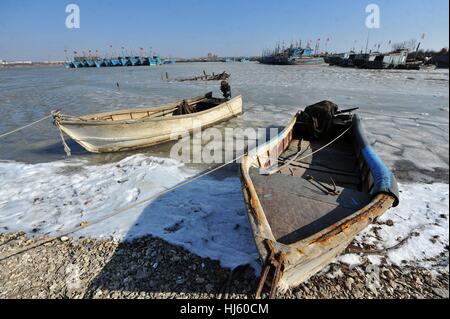 Qingdao, Qingdao, China. 22. Januar 2017. Qingdao, CHINA-Januar 22 2017: (nur zur redaktionellen Verwendung. CHINA HERAUS). Da die Temperatur stark in Qingdao gesunken, erstreckte sich das Meereis für mehr als 10 Kilometer, so dass einige Fischerboote in das gefrorene Wasser an der Jiaozhou-Bucht gestrandet. Bildnachweis: SIPA Asien/ZUMA Draht/Alamy Live-Nachrichten Stockfoto