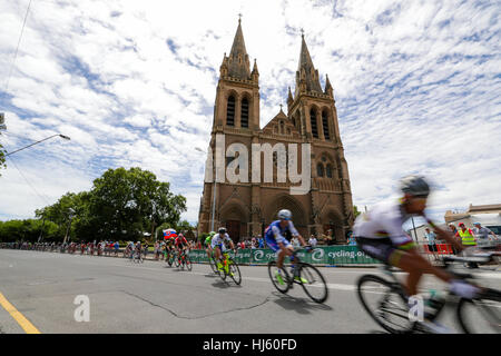 Adelaide, Australien. Werden Sie sicher werden gesehen MAC Stage 6 Stadtkurs, Santos Tour Down Under, 22. Januar 2017. Hauptfeld übergibt St. Peters Dom Credit: Peter Mundy/Alamy Live News Stockfoto