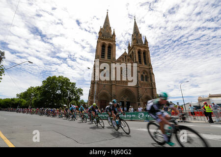 Adelaide, Australien. Werden Sie sicher werden gesehen MAC Stage 6 Stadtkurs, Santos Tour Down Under, 22. Januar 2017. Hauptfeld übergibt St. Peters Dom Credit: Peter Mundy/Alamy Live News Stockfoto