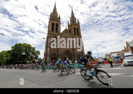 Adelaide, Australien. Werden Sie sicher werden gesehen MAC Stage 6 Stadtkurs, Santos Tour Down Under, 22. Januar 2017. Hauptfeld übergibt St. Peters Dom Credit: Peter Mundy/Alamy Live News Stockfoto