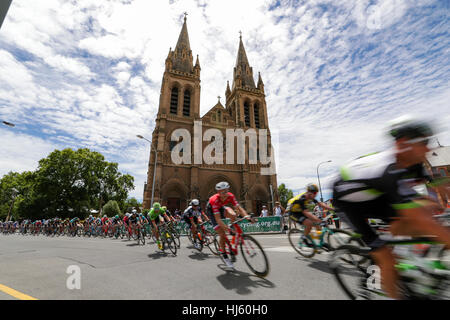Adelaide, Australien. Werden Sie sicher werden gesehen MAC Stage 6 Stadtkurs, Santos Tour Down Under, 22. Januar 2017. Hauptfeld übergibt St. Peters Dom Credit: Peter Mundy/Alamy Live News Stockfoto