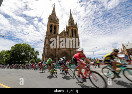 Adelaide, Australien. Werden Sie sicher werden gesehen MAC Stage 6 Stadtkurs, Santos Tour Down Under, 22. Januar 2017. Hauptfeld übergibt St. Peters Dom Credit: Peter Mundy/Alamy Live News Stockfoto