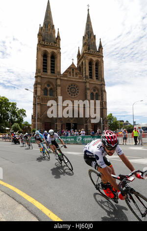 Adelaide, Australien. Werden Sie sicher werden gesehen MAC Stage 6 Stadtkurs, Santos Tour Down Under, 22. Januar 2017. Hauptfeld übergibt St. Peters Dom Credit: Peter Mundy/Alamy Live News Stockfoto